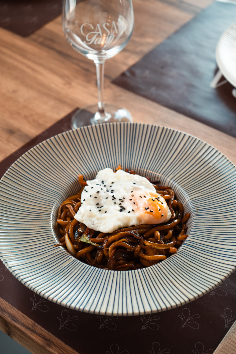 Plato de fideos con huevo y copa grabada Casa Fany