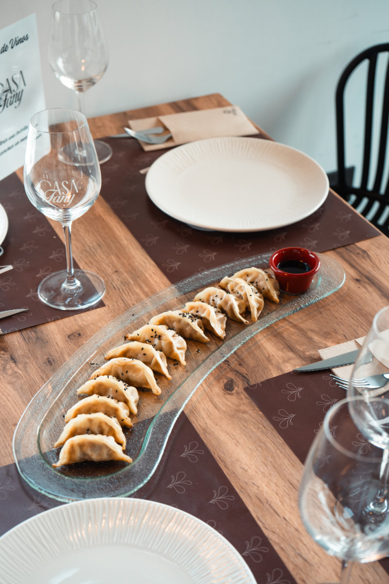 Plato de gyozas servido en mesa